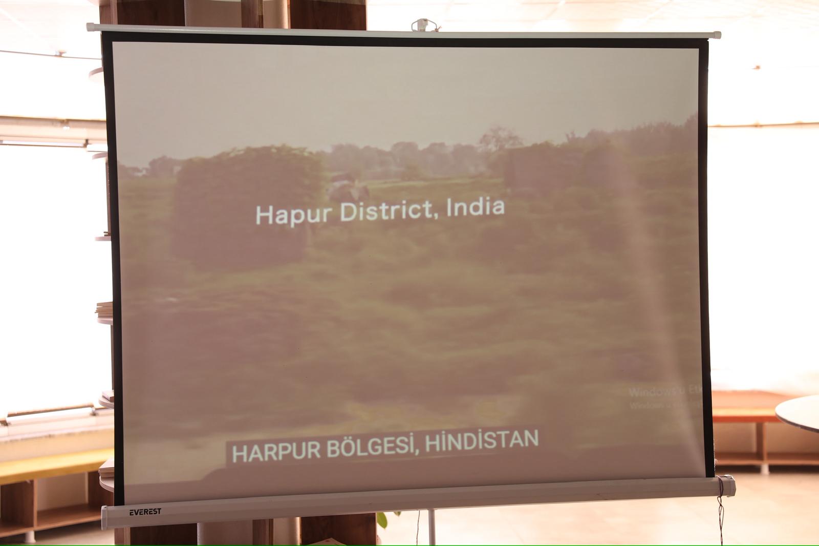 Kadınlar “Period. End of Sentence” adlı belgeseli izledi.