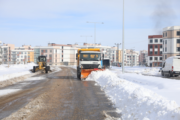 370 Çalışan ve 75 Araçla Kar Küreme Çalışmalarımız Devam Ediyor
