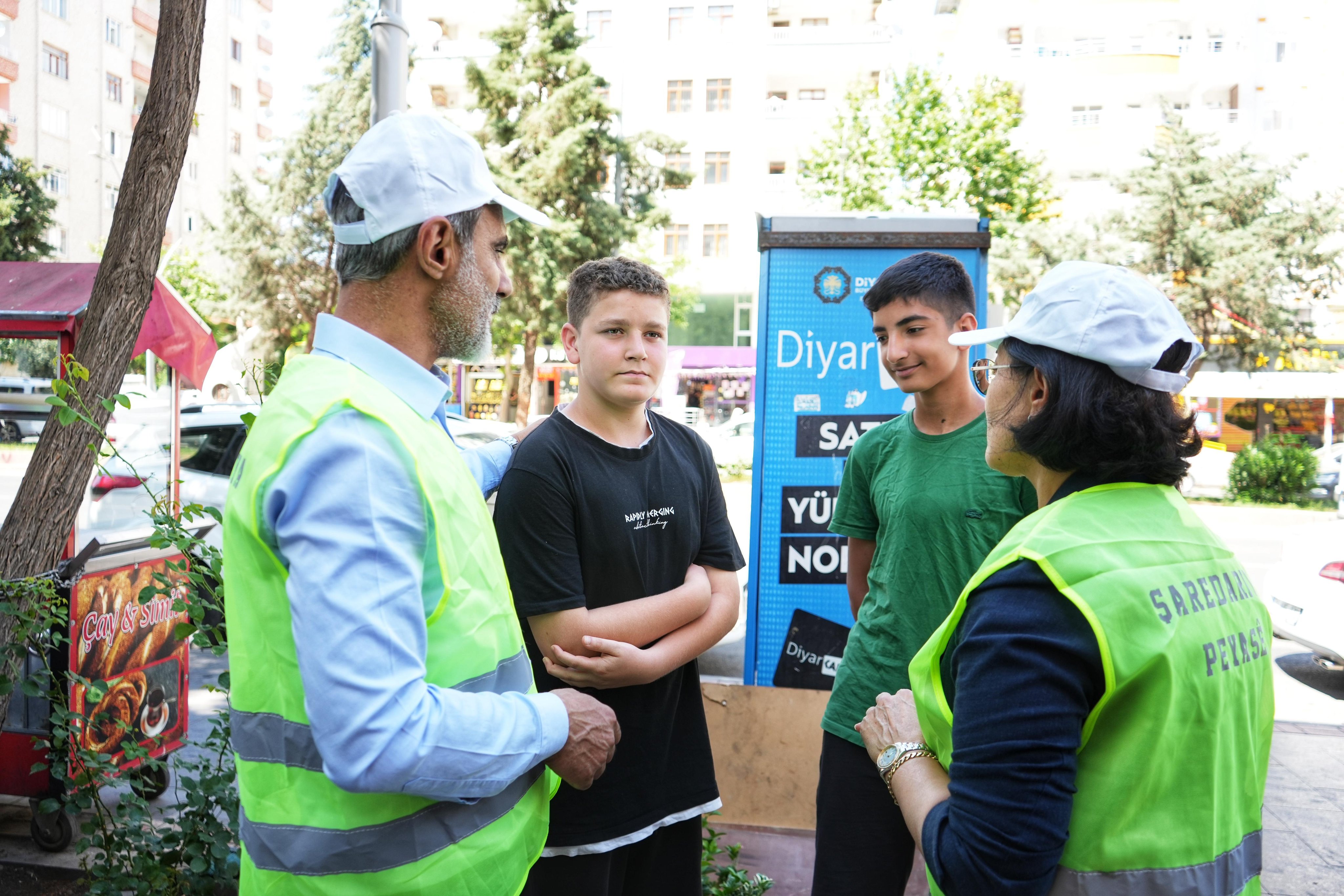 Eş Başkanlardan Bayram öncesi temizlik ve esnaf ziyareti