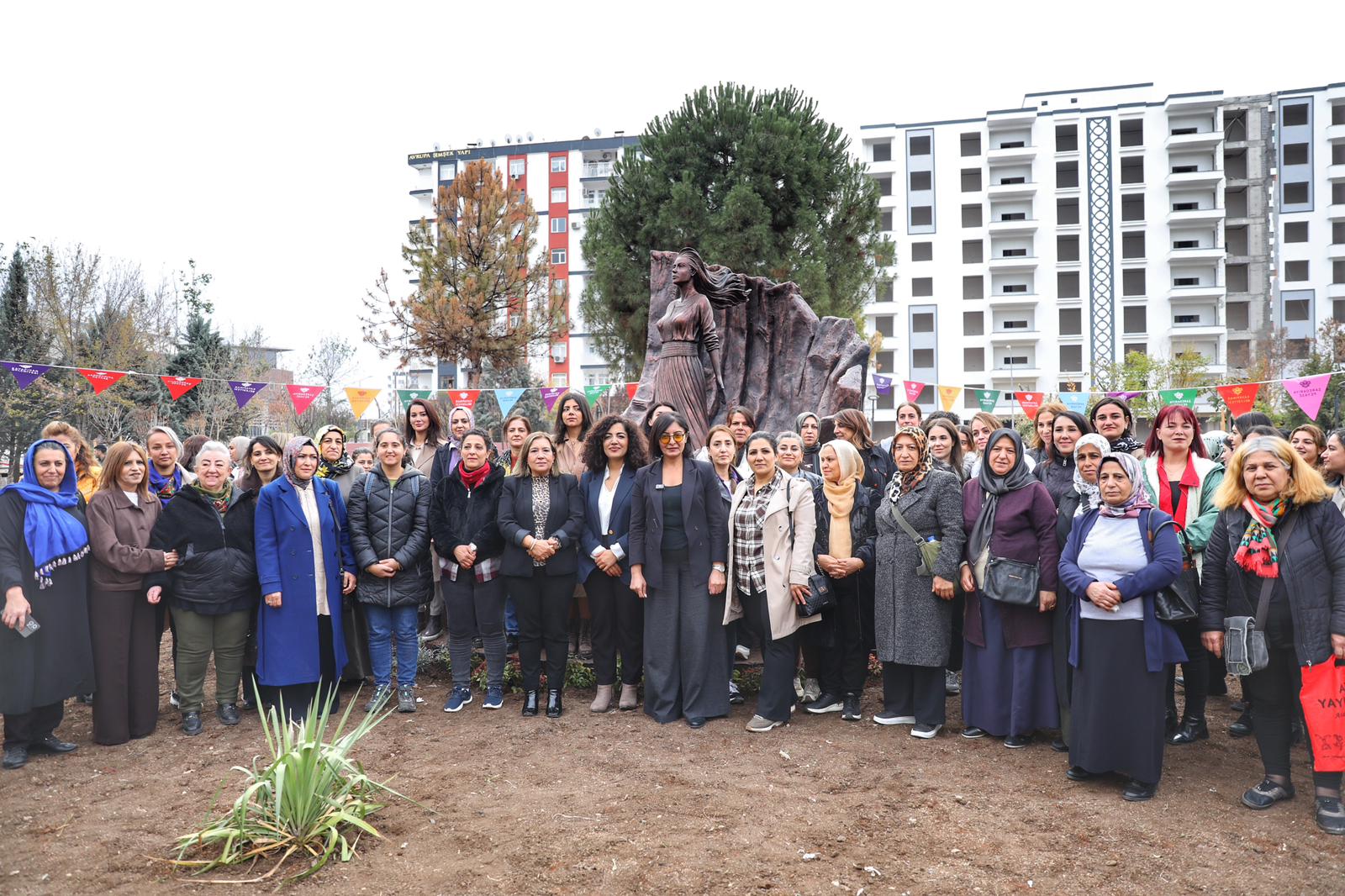 “Direnişçi Kadınlar” Heykeli Medya Parkı’nda Açıldı