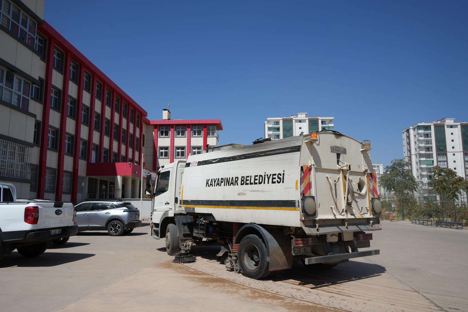 Kayapınar Belediyesi okulları temizledi 