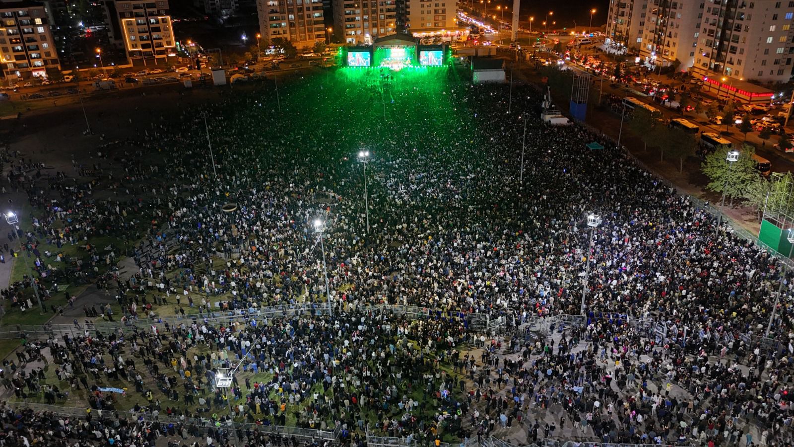 Koma Amed 30 Yıl Sonra Newroz Alanında: “Özgürlük Çiçekleri” Coşkuyla Karşılandı