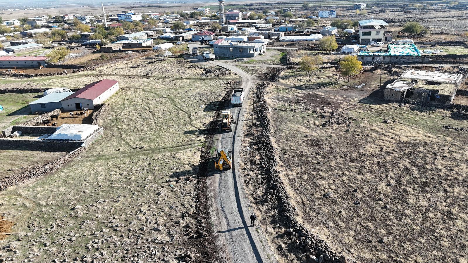 Kayapınar Belediyesi’nden kış öncesi köylerde yol çalışması 