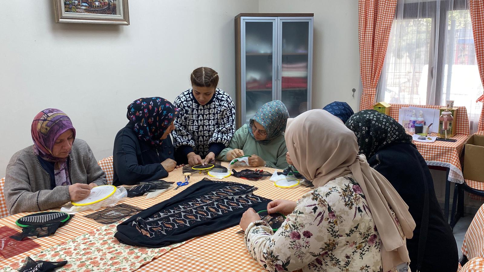 Kayapınar Belediyesi’nin kadınları meslek sahibi yapan kursları 