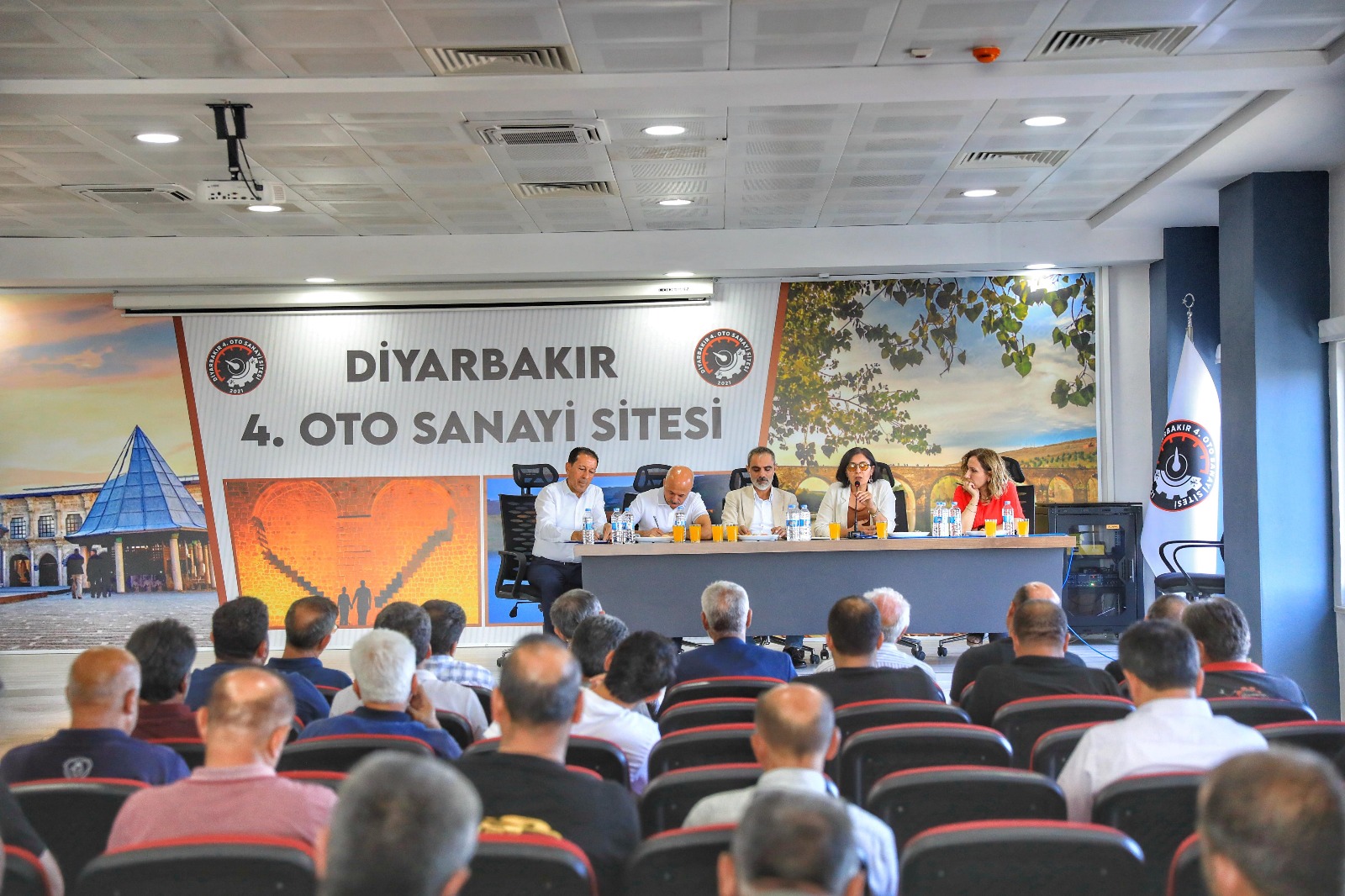 Eş Başkanlar, 4. Oto Sanayi Sitesi yönetimi ve esnafıyla araya geldi