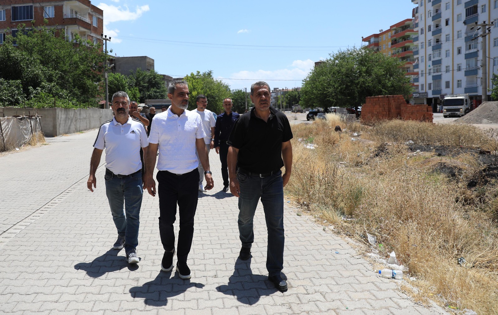 Kayapınar Belediyesi Kanalboyundaki sorunu çözüyor