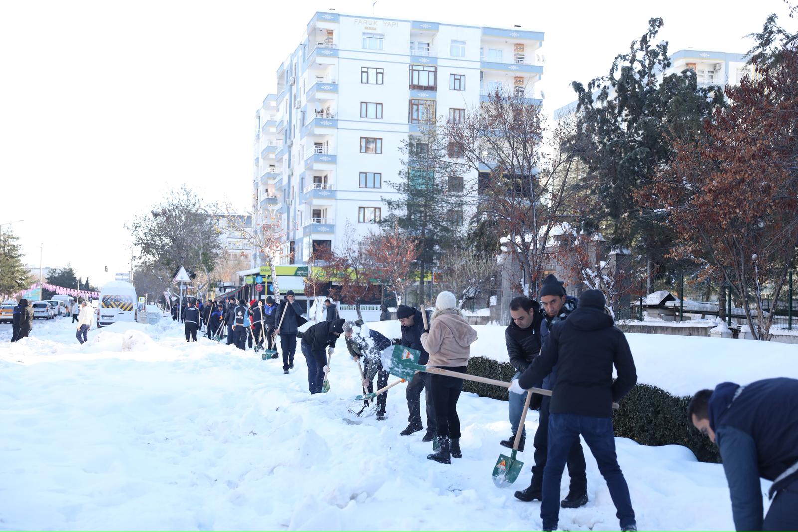 Kayapınar Belediyesi, Yoğun Kar Yağışına Karşı Topyekün Mücadele Başlattı