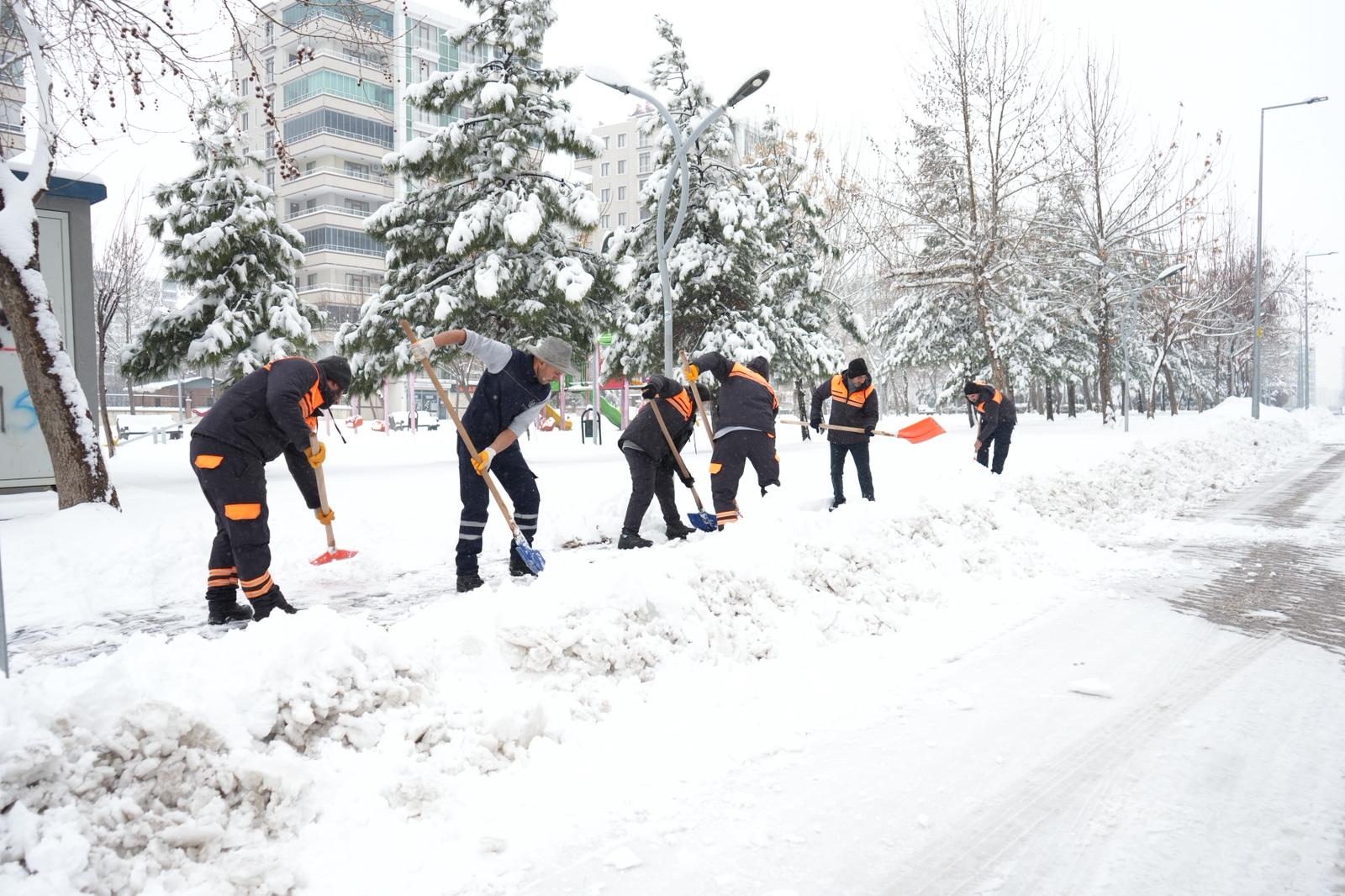 Ekipler karla mücadeleyi sahada aralıksız çalışmalar yürütülmektedir