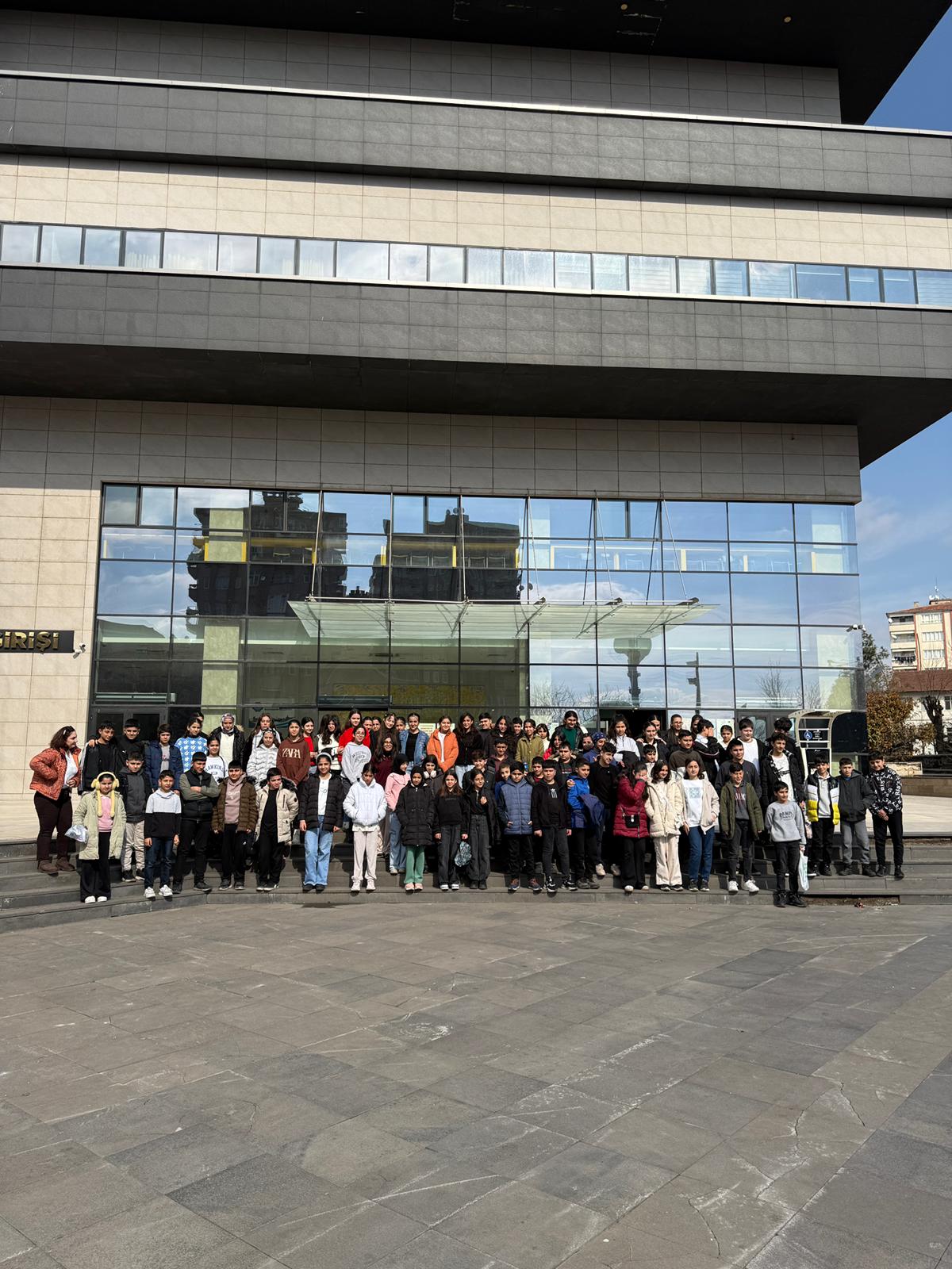 Küçük öğrencilere özel tiyatro keyfi: “Hişê Min Tevlihev Bû” sahnelendi