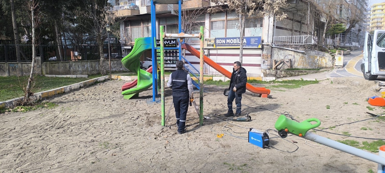 Parklarda çoçuklar için  bakım ve onarım çalışması 