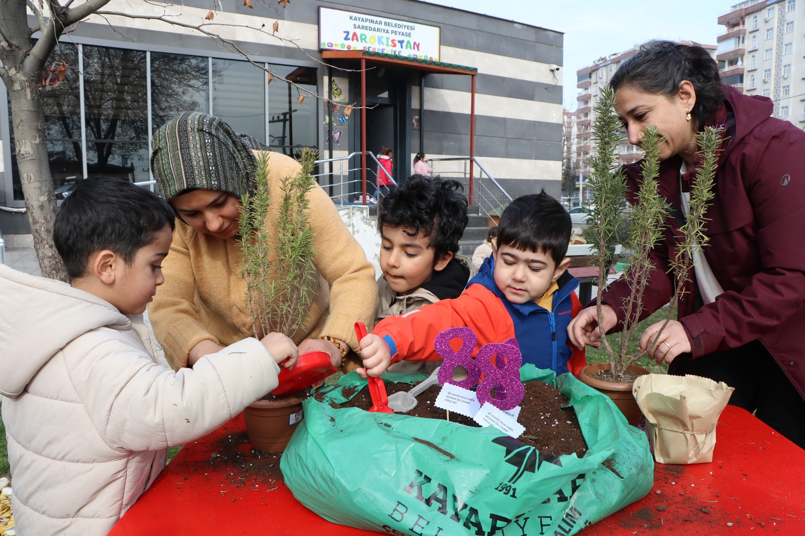 Çocuklar 8 Mart Kadınlar Günü için anneleri için hediye hazırladılar