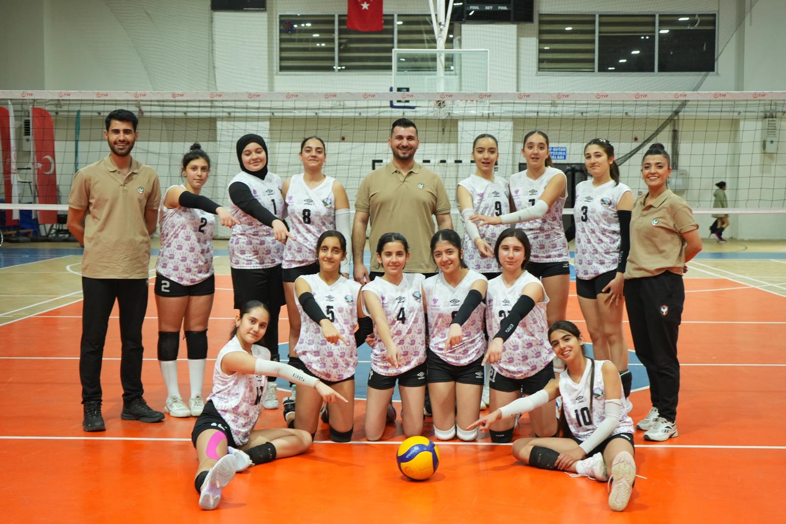 Öz Kayapınar Spor Midi Kadın Voleybol Takımı’ndan Namağlup Şampiyonluk Yürüyüşü