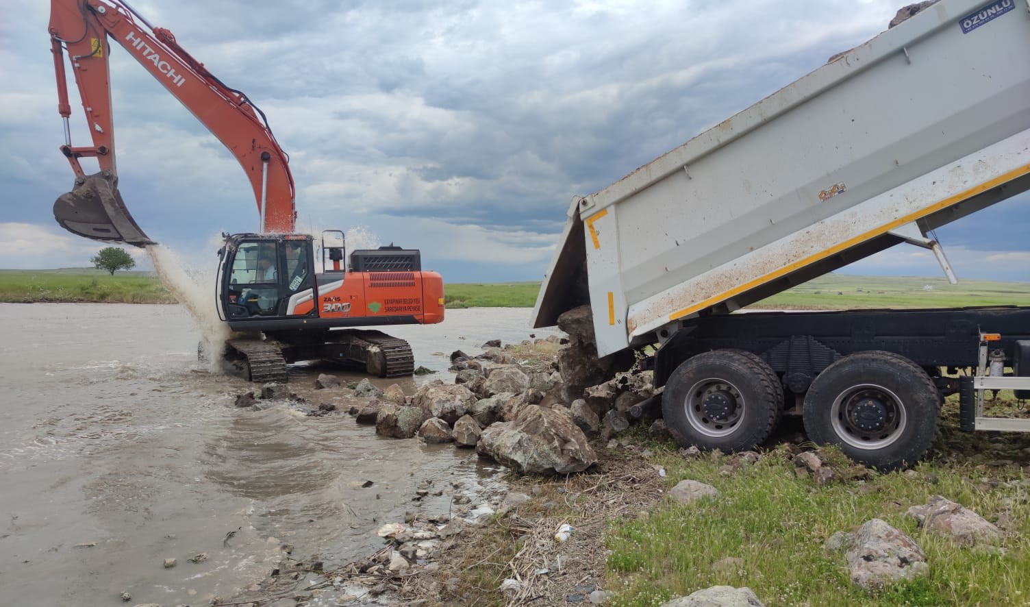 Kayapınar Belediyesi’nden gölet üzerinde yol çalışması  