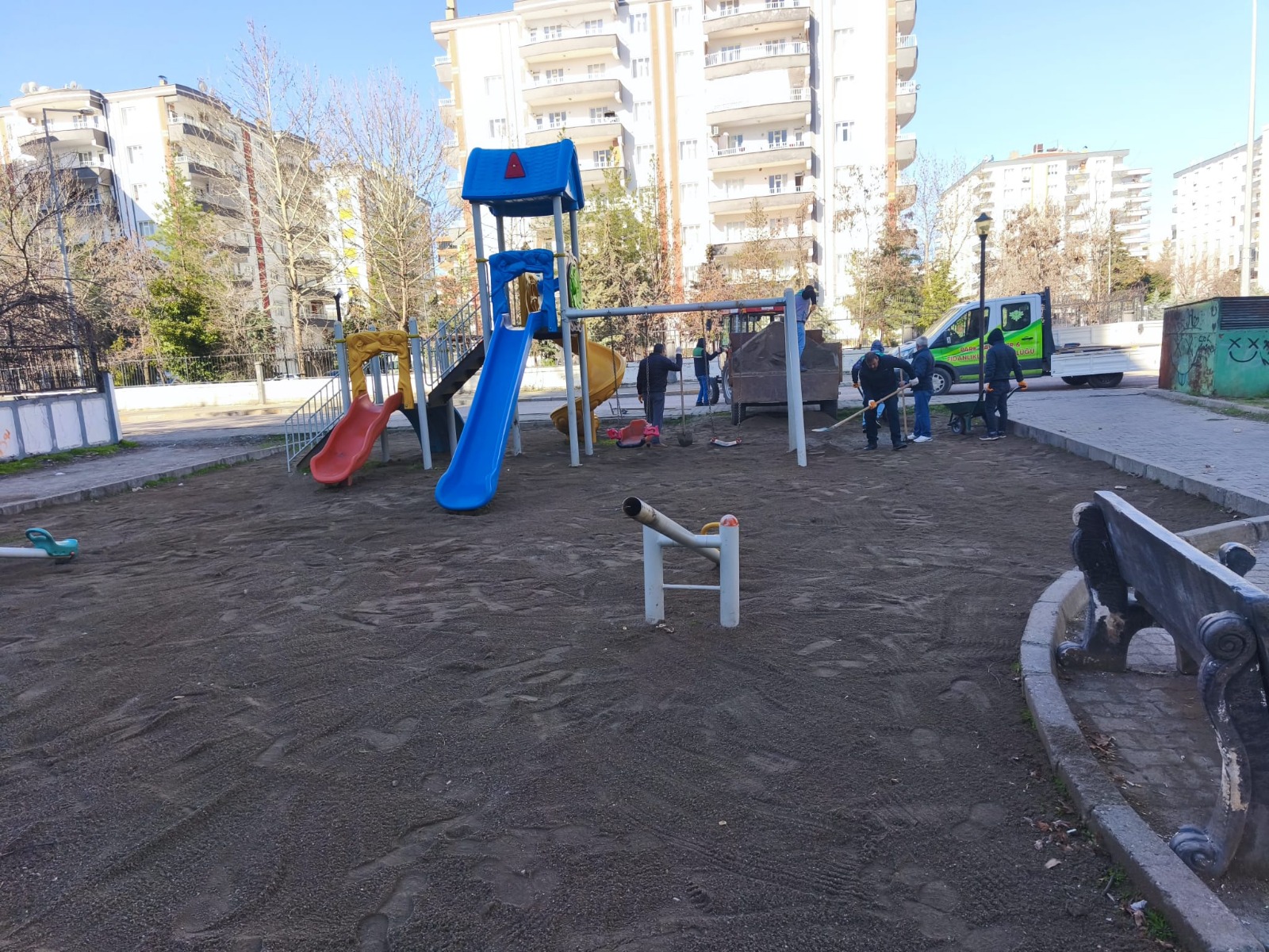 Belediye 10 parkta yenileme ve grafiti temizlği yaptı 